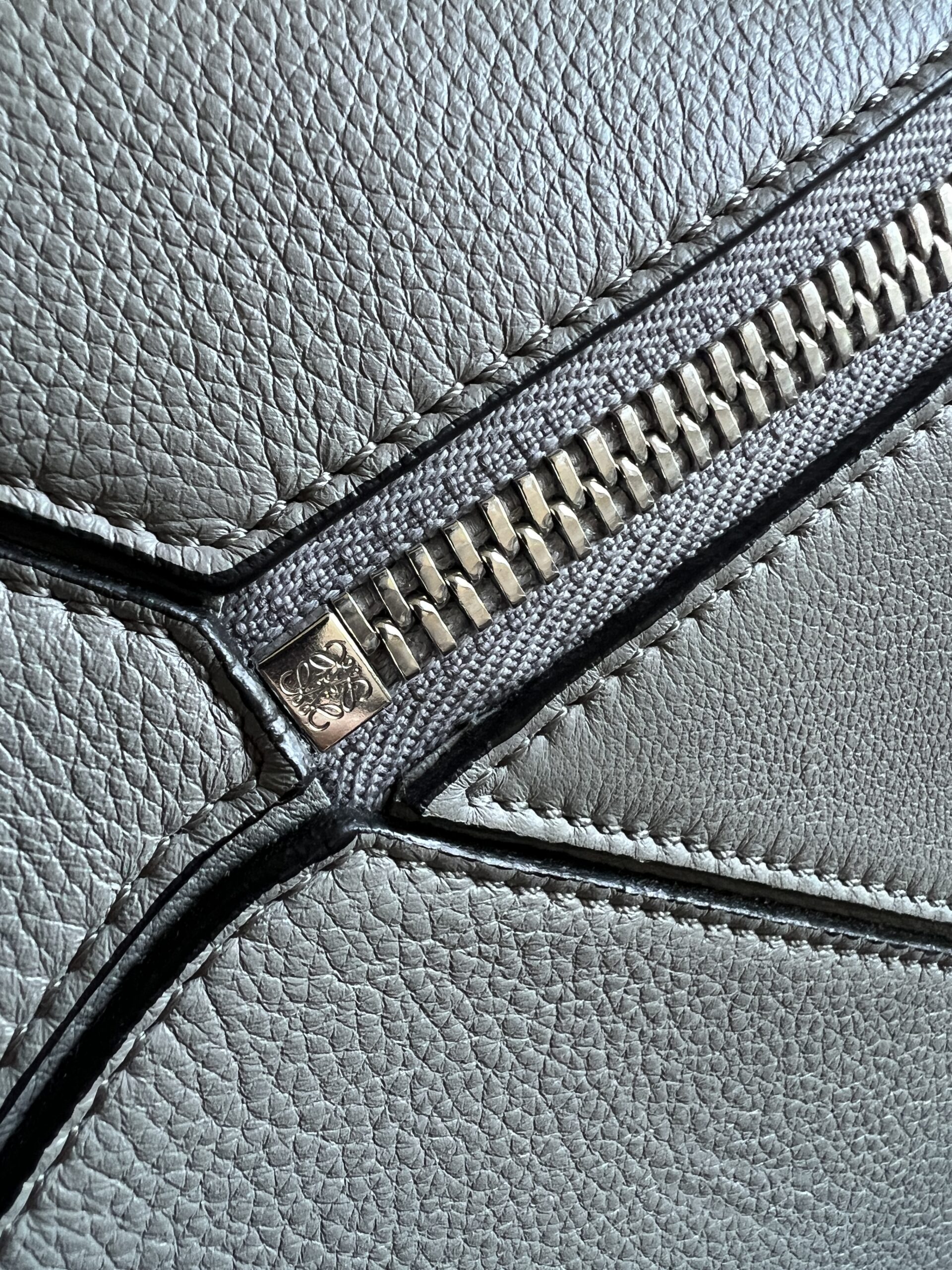 LOEWE Puzzle Bag Large Asphalt - Obrázek 4