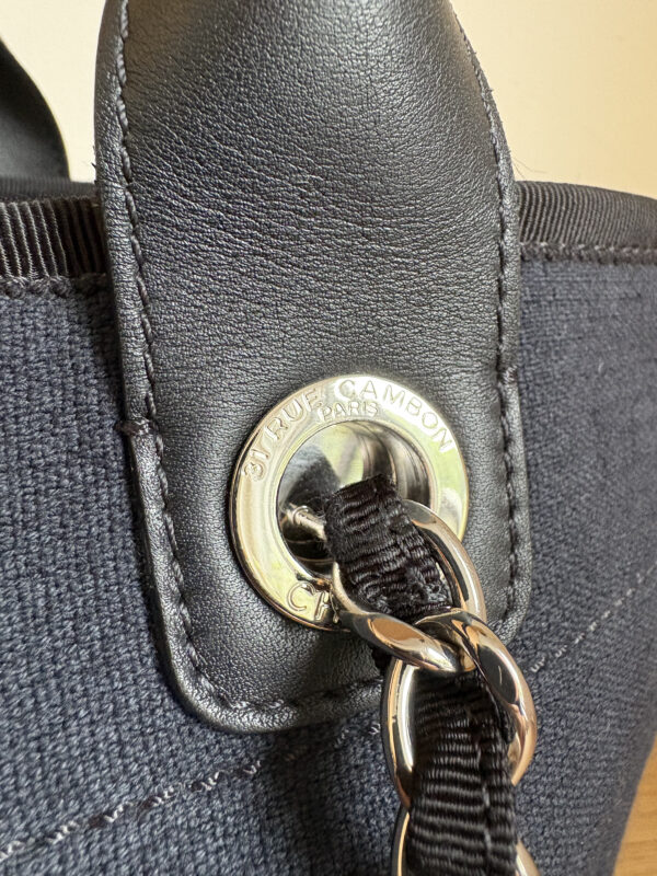 CHANEL Deauville Tote Bag Dark Blue 2022 - Obrázek 6