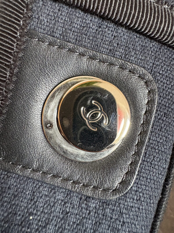 CHANEL Deauville Tote Bag Dark Blue 2022 - Obrázek 7