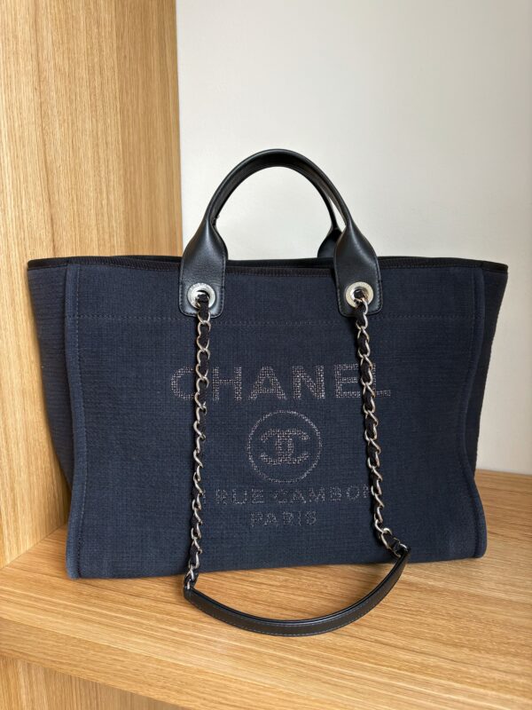 CHANEL Deauville Tote Bag Dark Blue 2022 - Obrázek 2