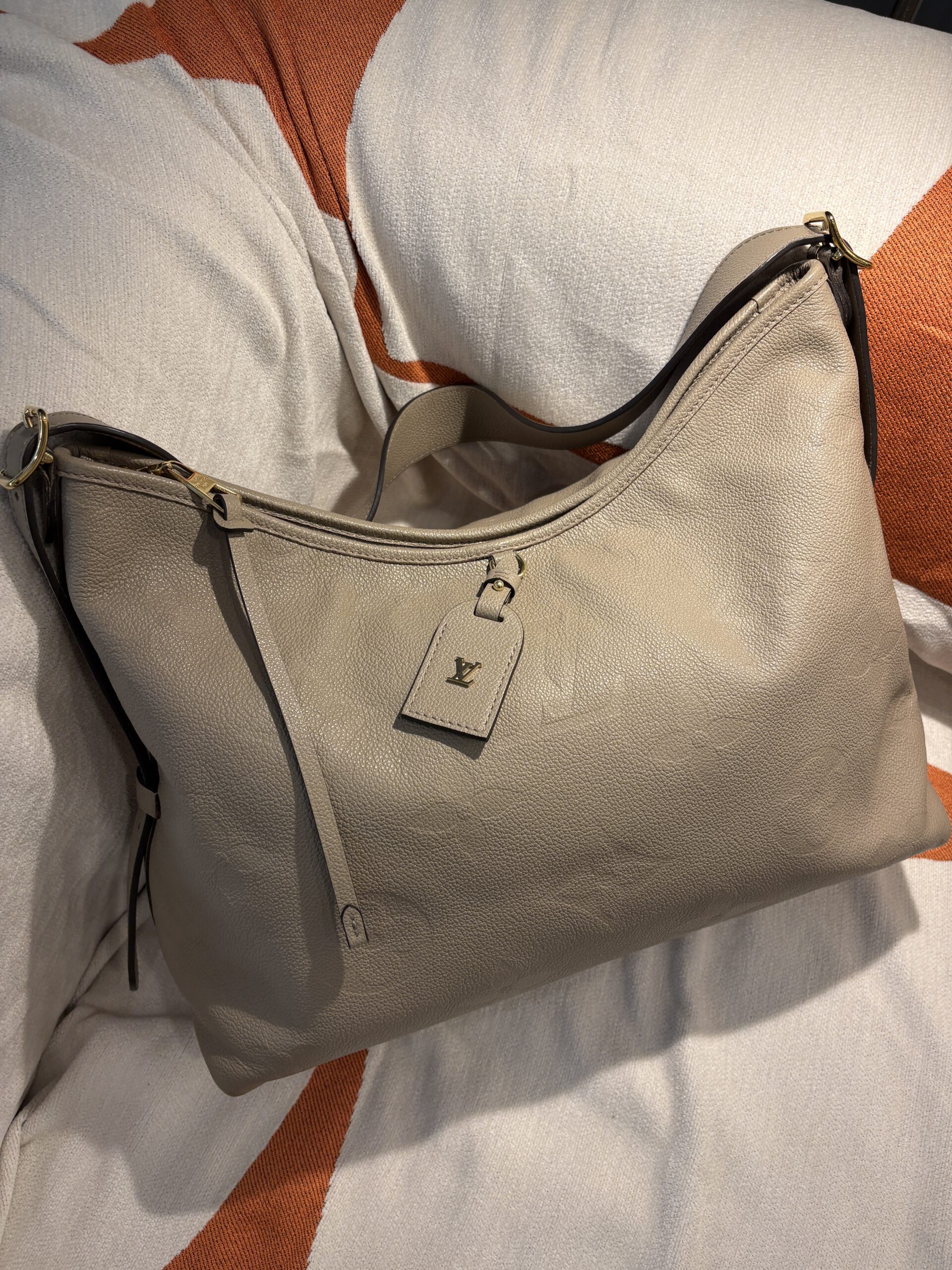 LOUIS VUITTON CarryAll MM Dune Empreinte Leather 2023 - Obrázek 2