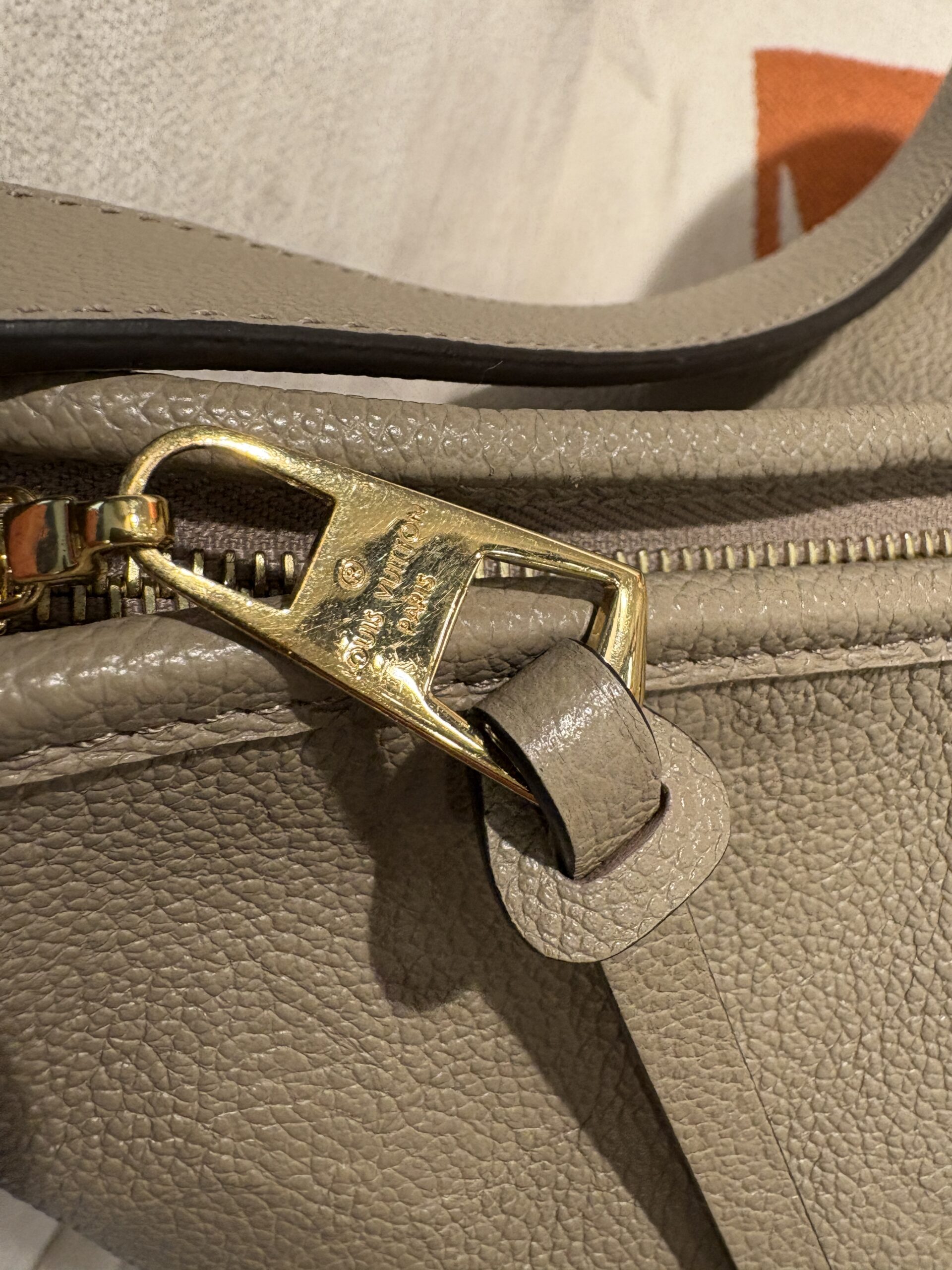 LOUIS VUITTON CarryAll MM Dune Empreinte Leather 2023 - Obrázek 4