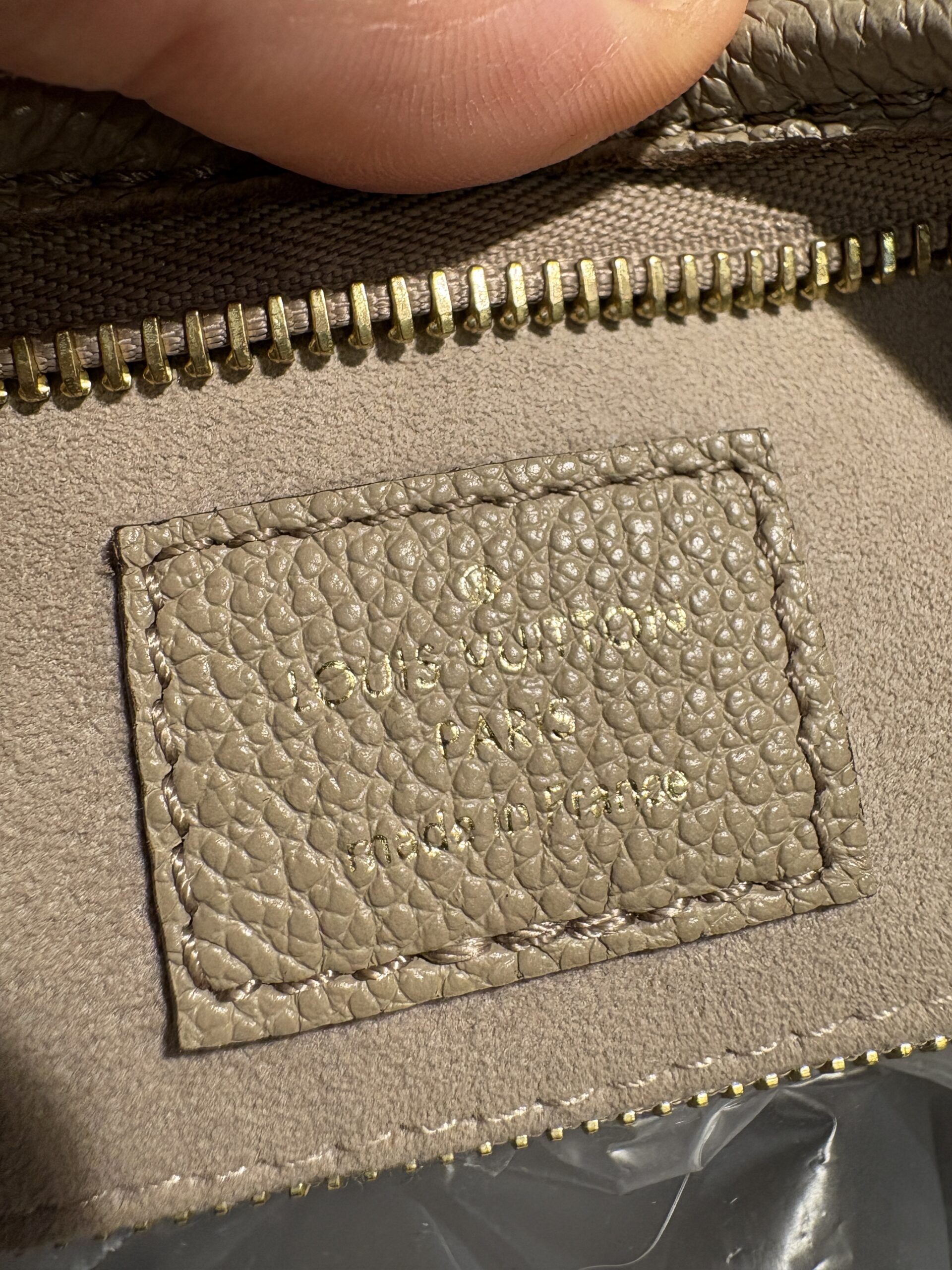 LOUIS VUITTON CarryAll MM Dune Empreinte Leather 2023 - Obrázek 5