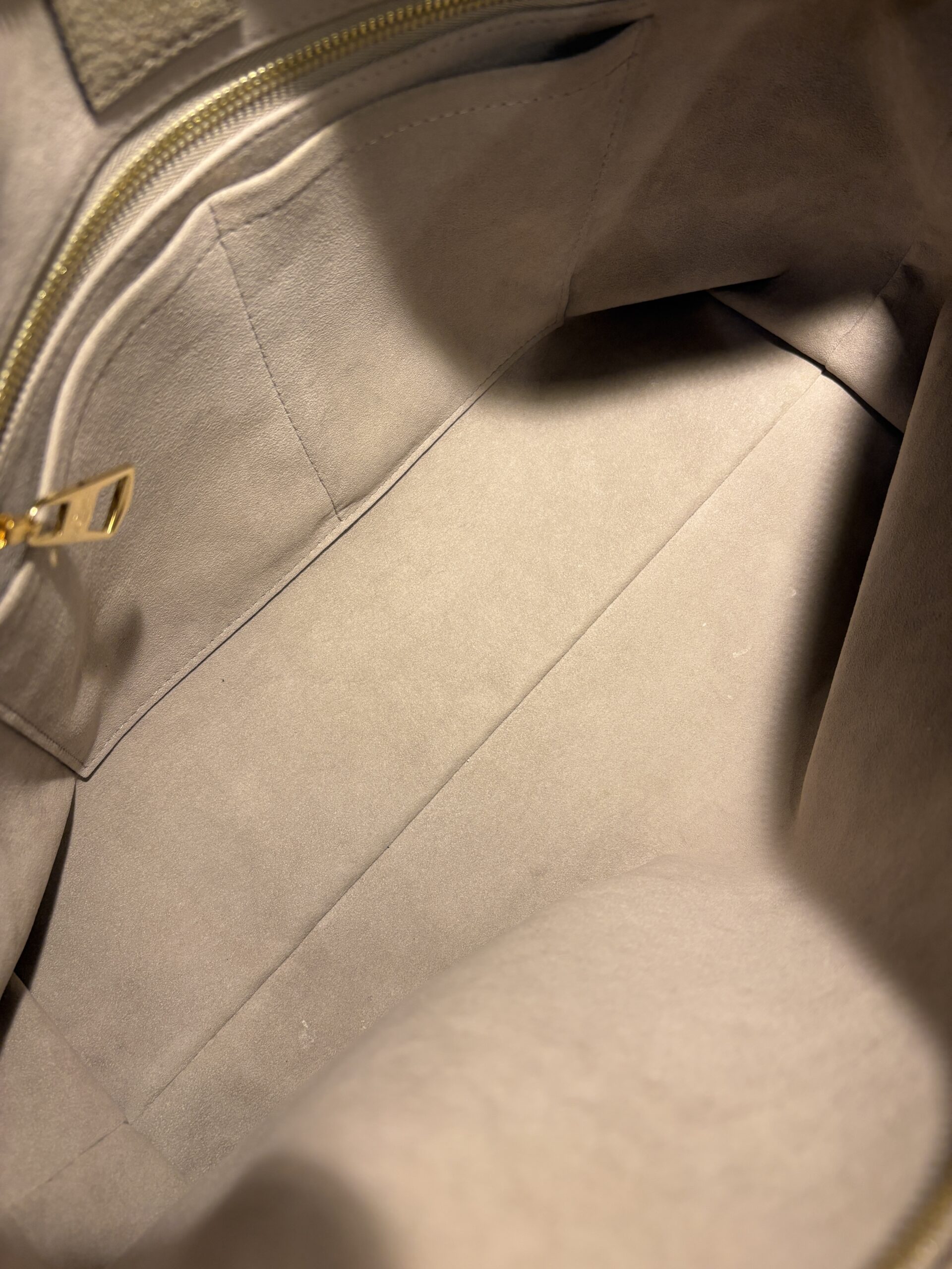 LOUIS VUITTON CarryAll MM Dune Empreinte Leather 2023 - Obrázek 6