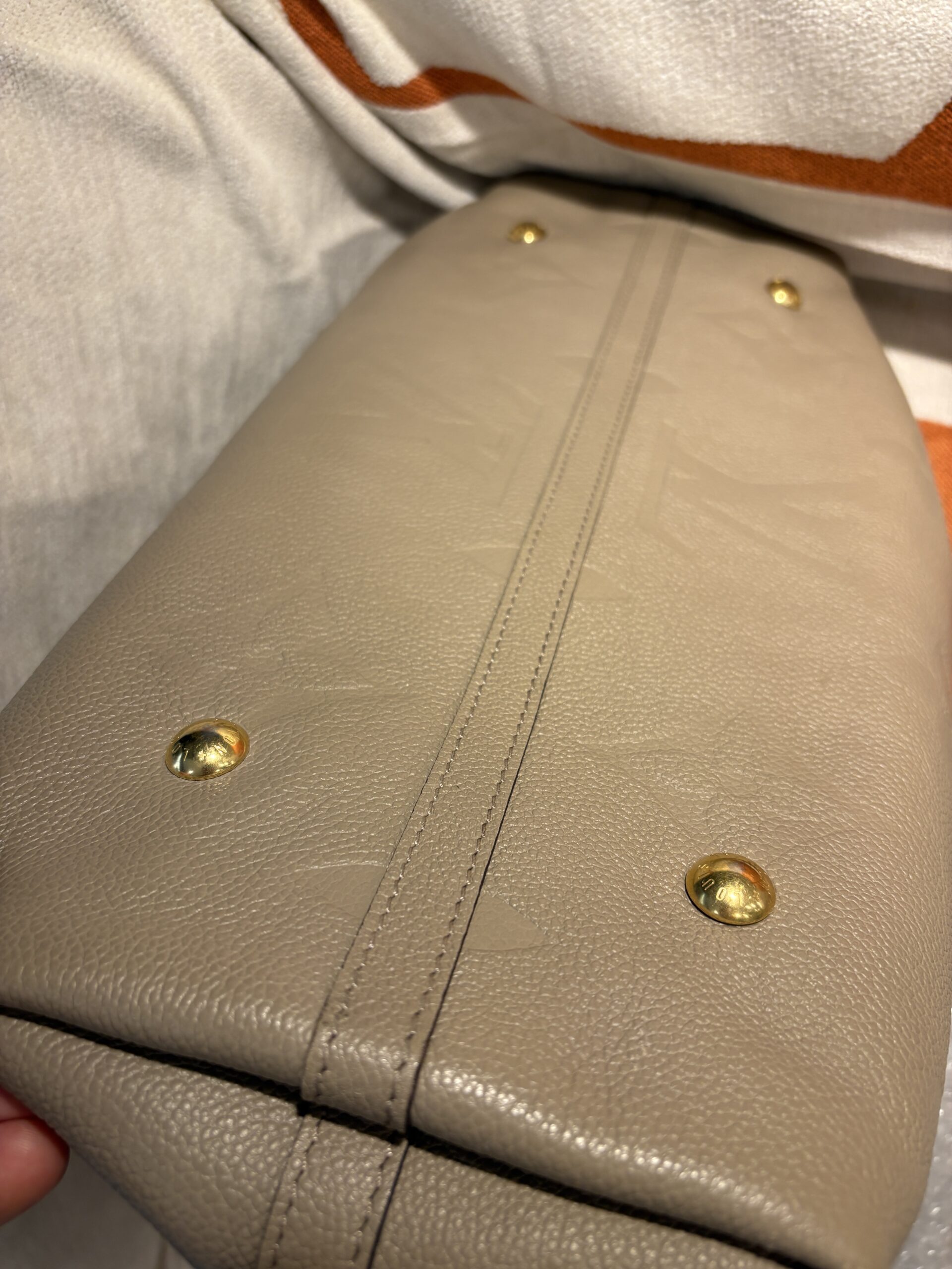 LOUIS VUITTON CarryAll MM Dune Empreinte Leather 2023 - Obrázek 7