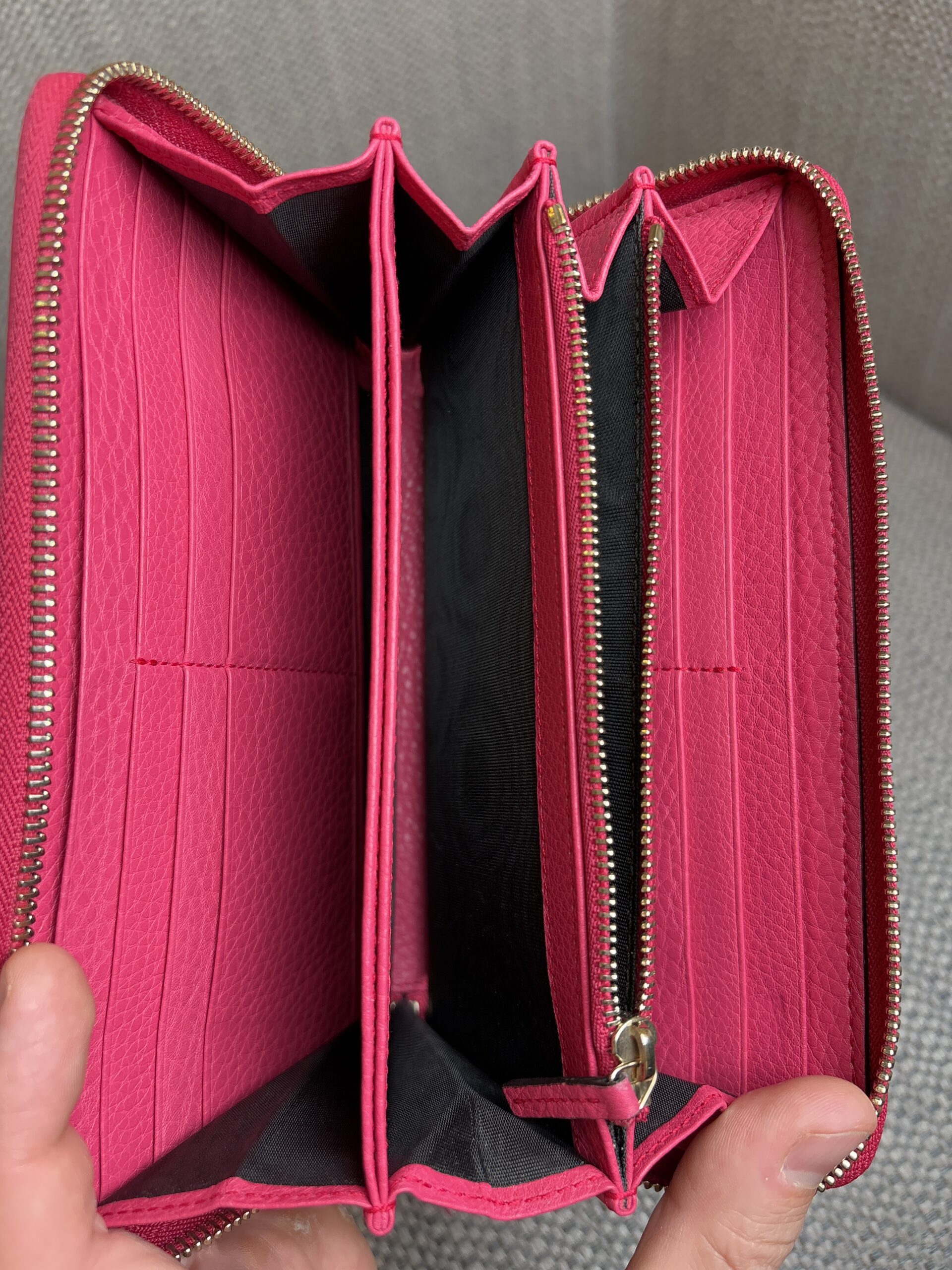 GUCCI Soho Cellarius Leather Zippy Wallet Bright Bougainvillea - Obrázek 4