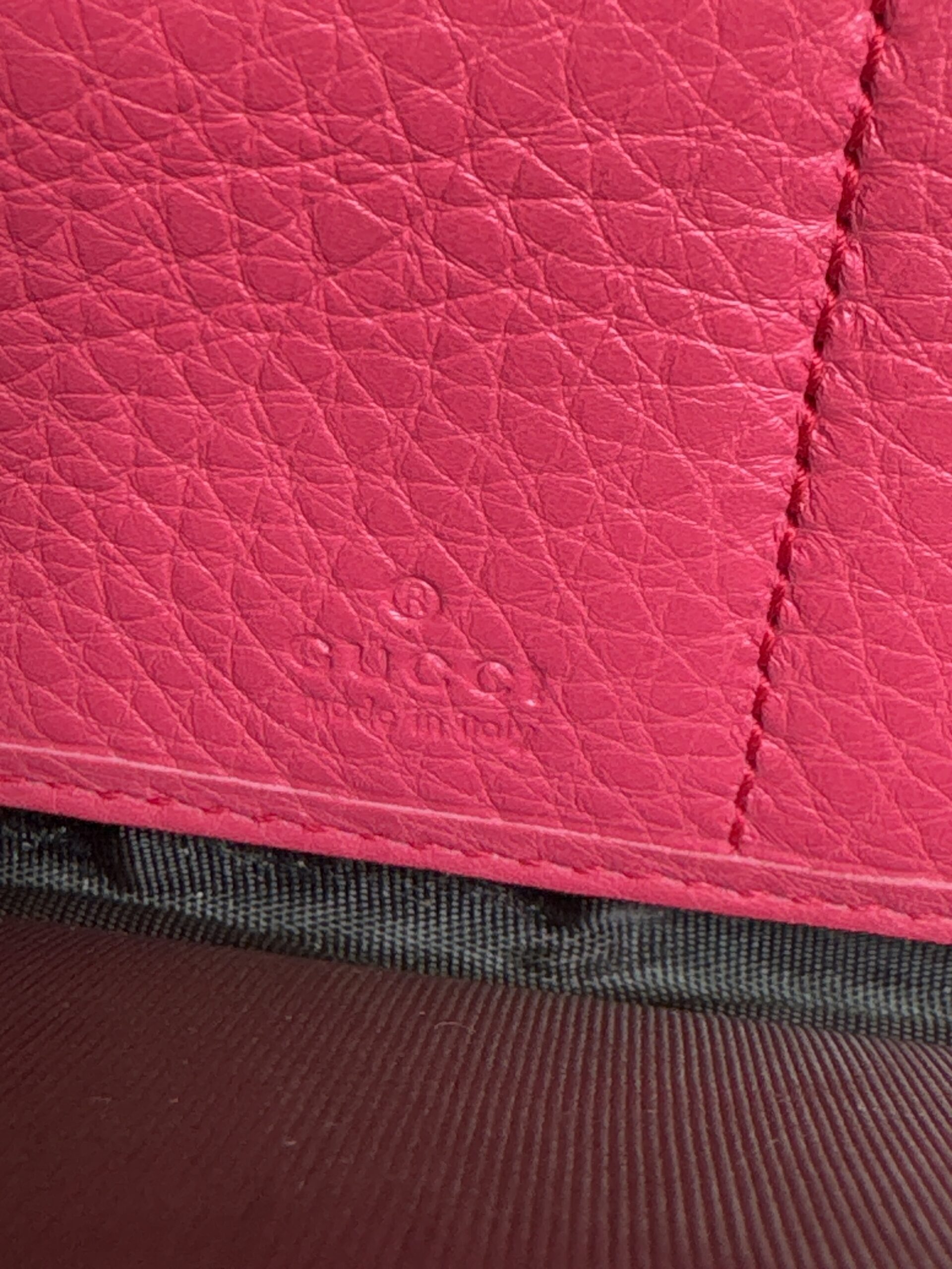 GUCCI Soho Cellarius Leather Zippy Wallet Bright Bougainvillea - Obrázek 5
