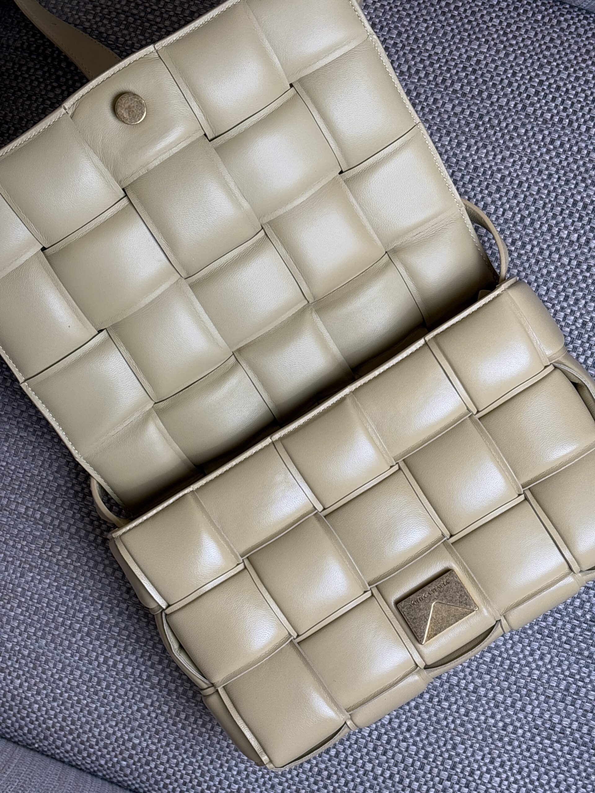 BOTTEGA VENETA Padded Cassette Bag Tapioca - Obrázek 3