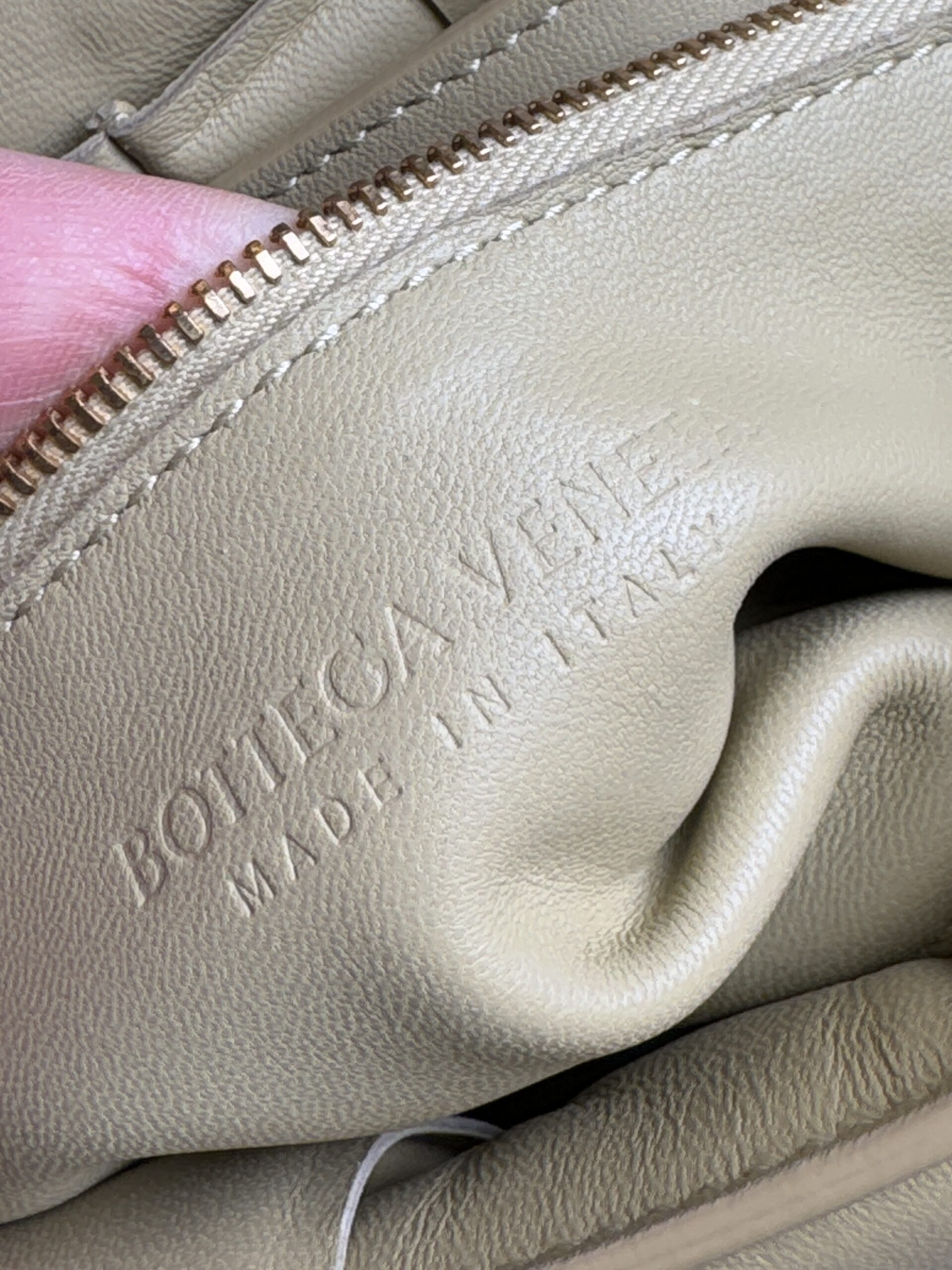 BOTTEGA VENETA Padded Cassette Bag Tapioca - Obrázek 4