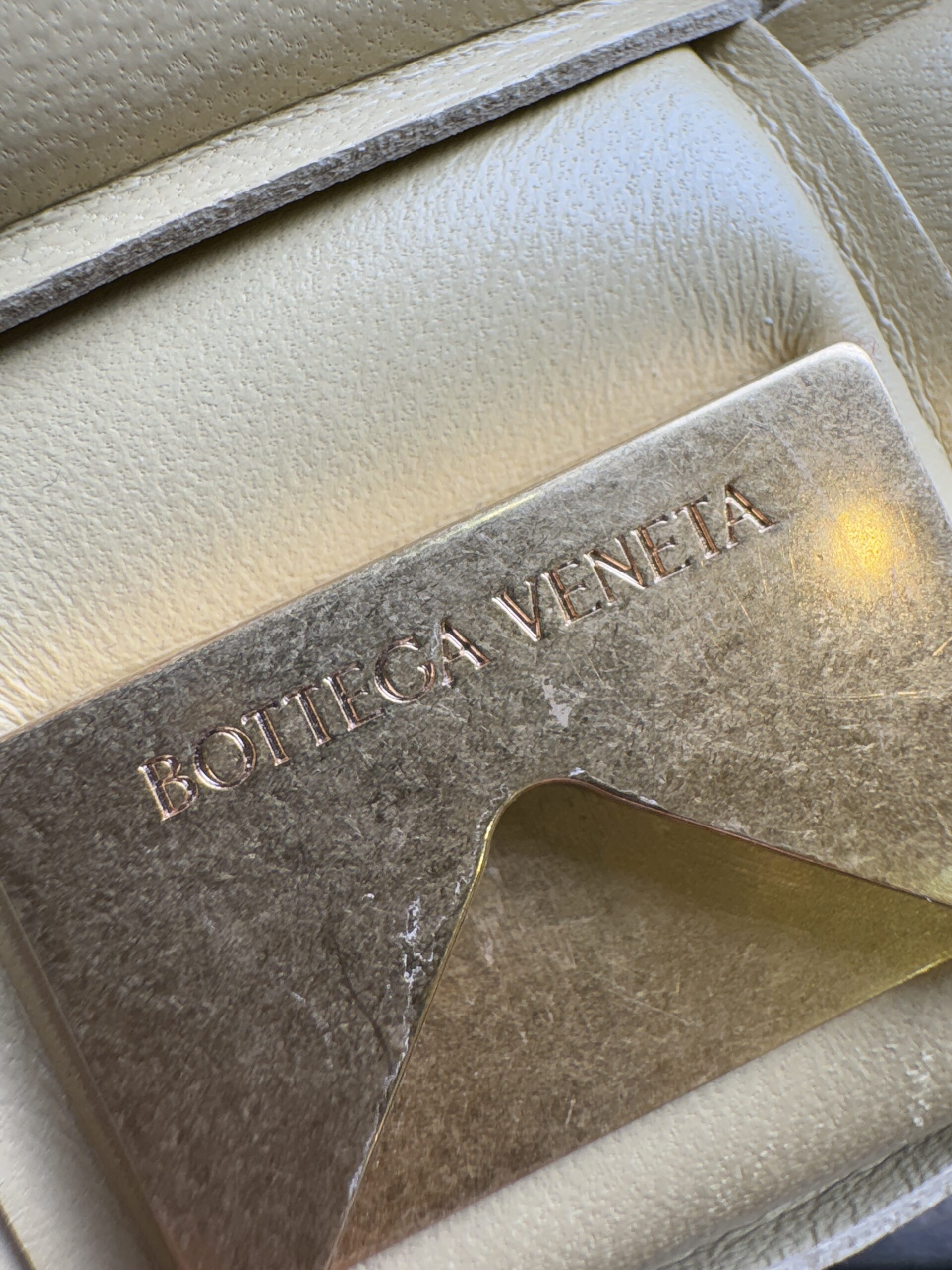 BOTTEGA VENETA Padded Cassette Bag Tapioca - Obrázek 6