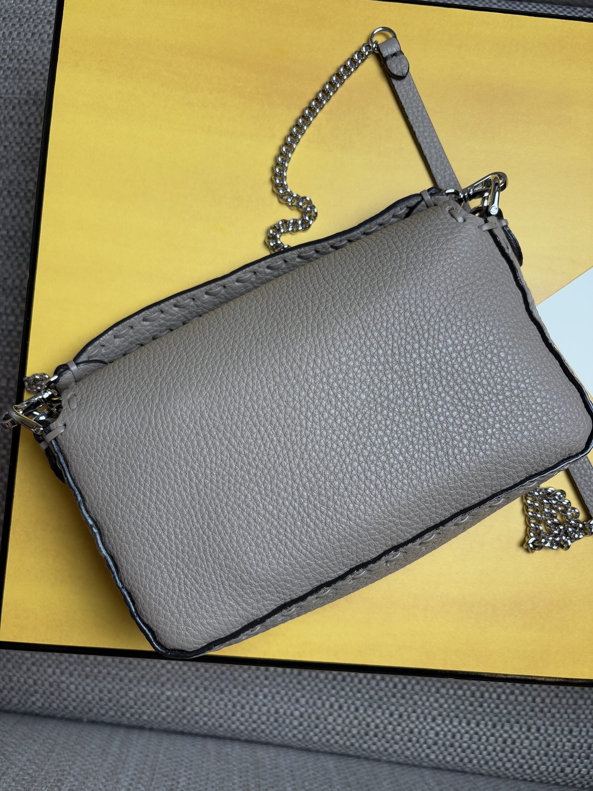 FENDI Baguette Mini Bag Cuoio Romano Leather - Obrázek 3