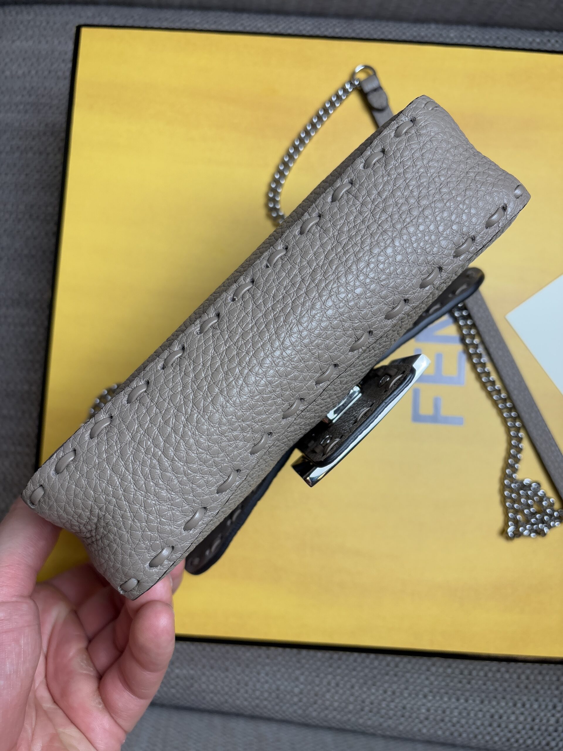 FENDI Baguette Mini Bag Cuoio Romano Leather - Obrázek 4