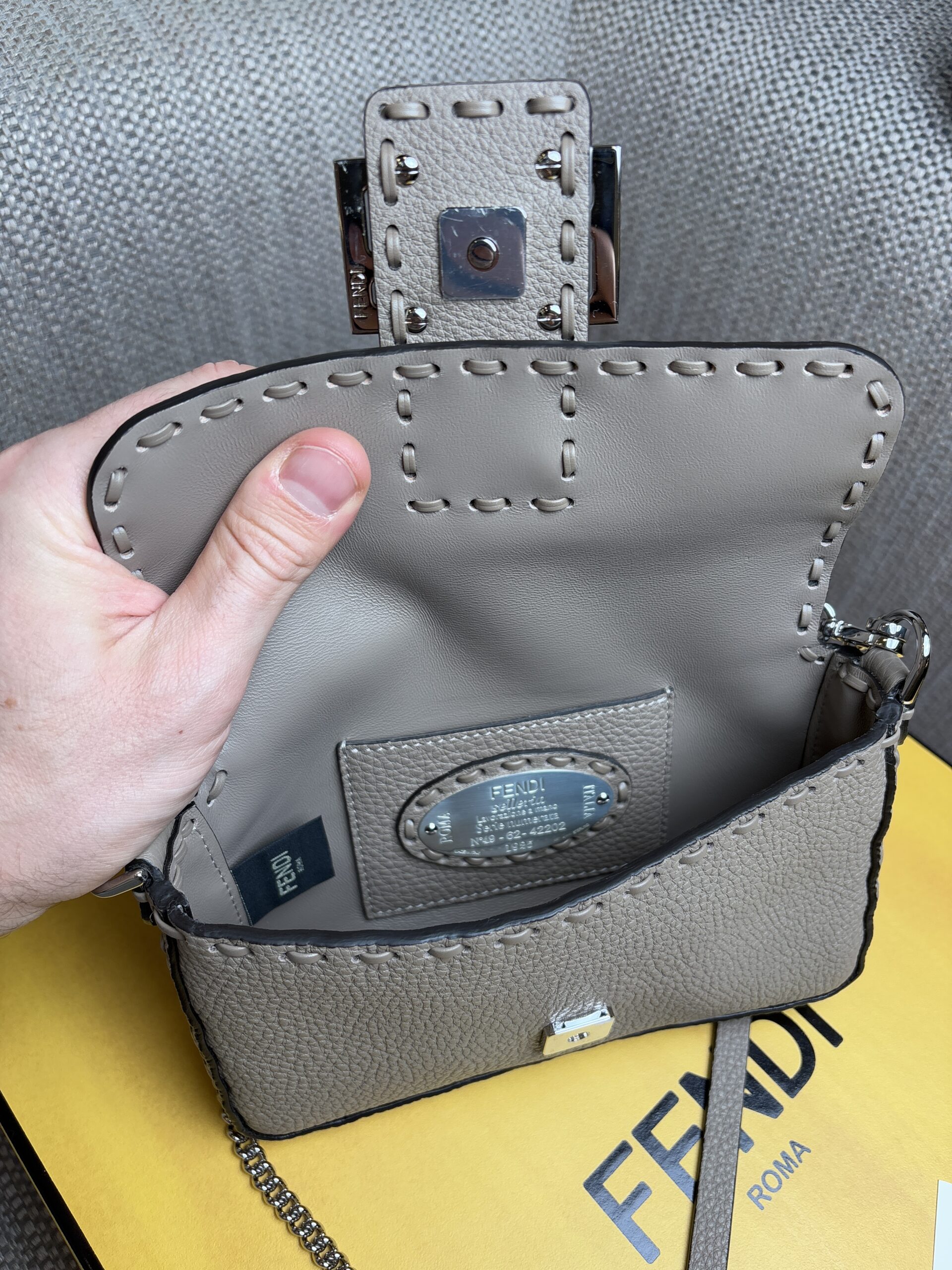 FENDI Baguette Mini Bag Cuoio Romano Leather - Obrázek 5