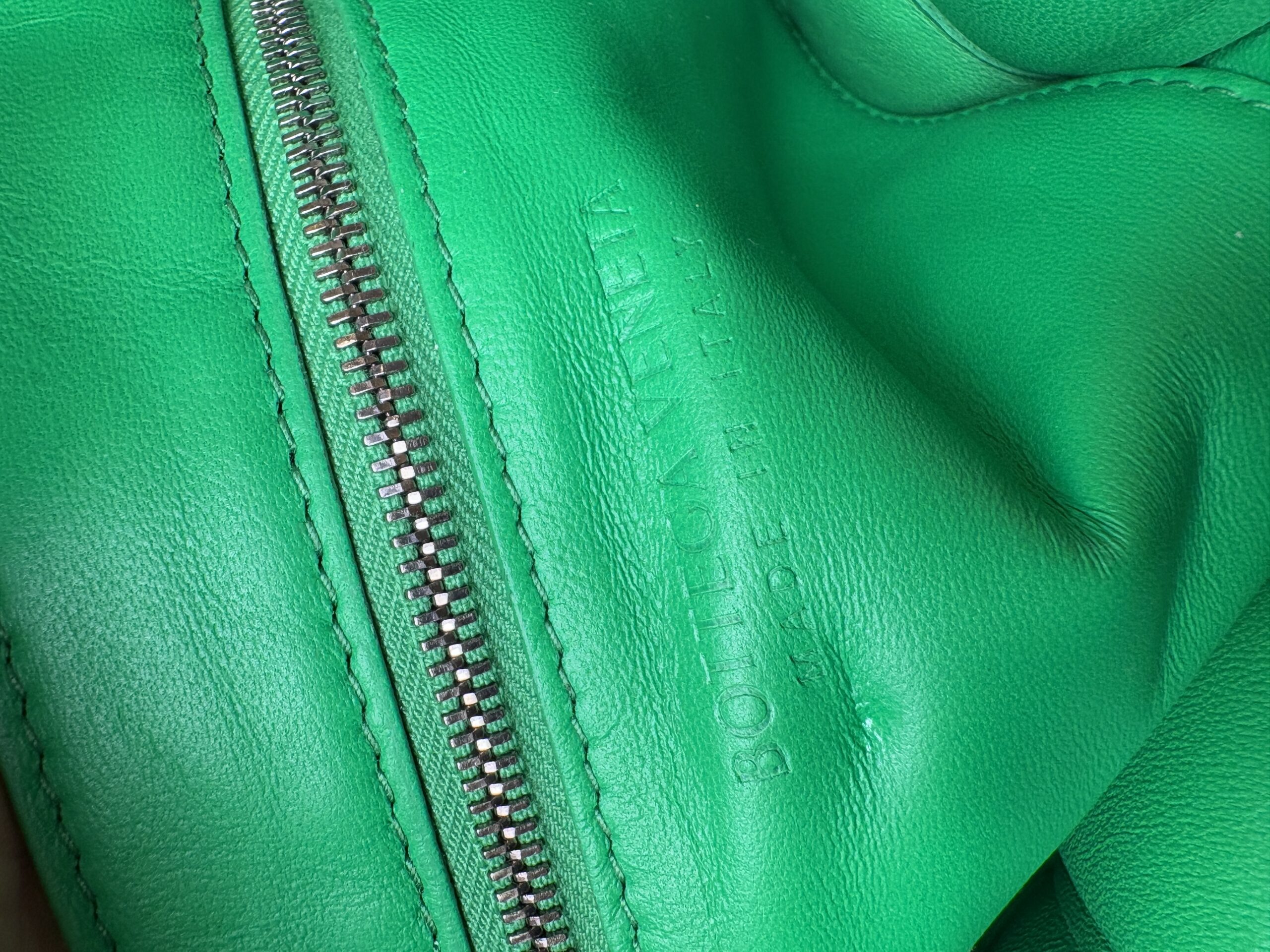 BOTTEGA VENETA Padded Cassette Bag Green Intrecciato - Obrázek 4