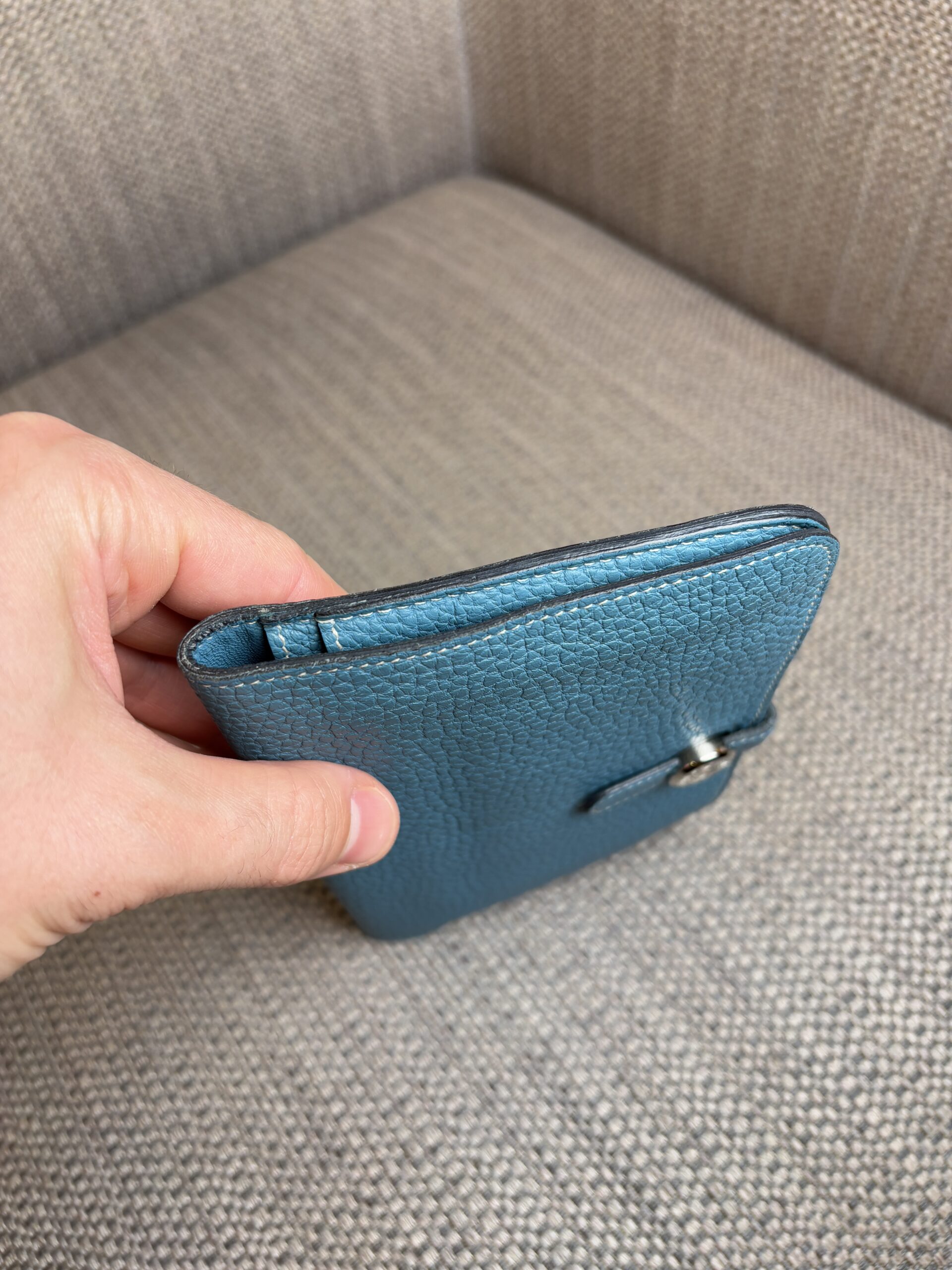 HERMÈS Dogon Wallet Clemence Leather Blue Jean PHW Stamp R - Obrázek 3