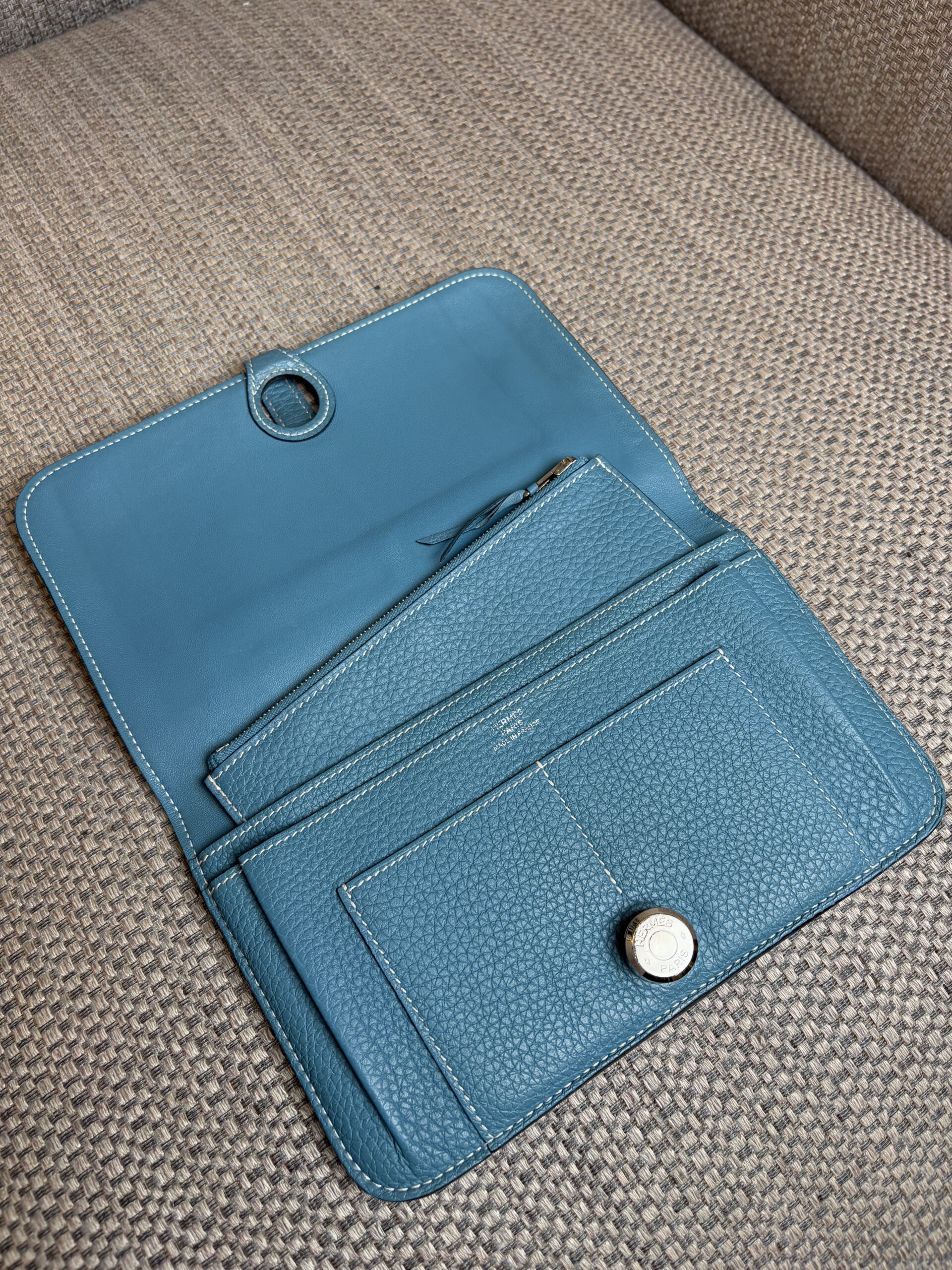 HERMÈS Dogon Wallet Clemence Leather Blue Jean PHW Stamp R - Obrázek 4