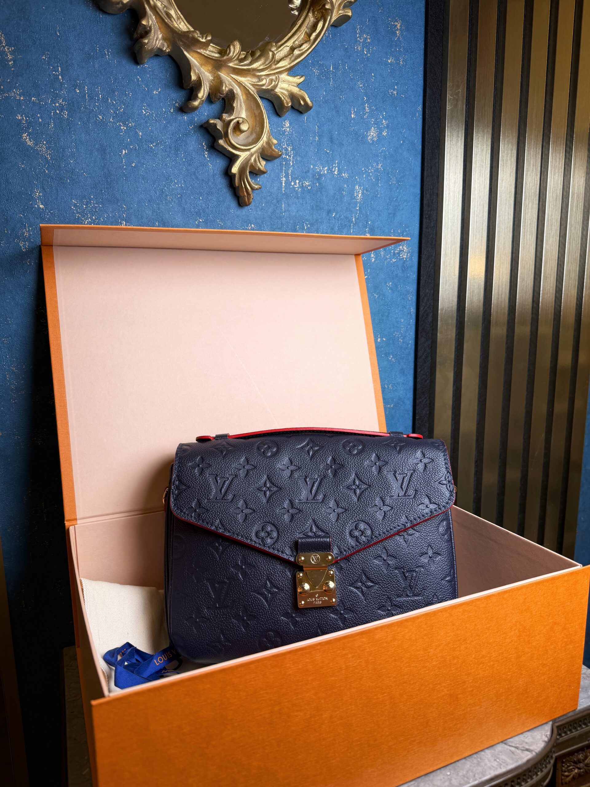 LOUIS VUITTON Pochette Metis Empreinte Leather Marine Rouge 2021