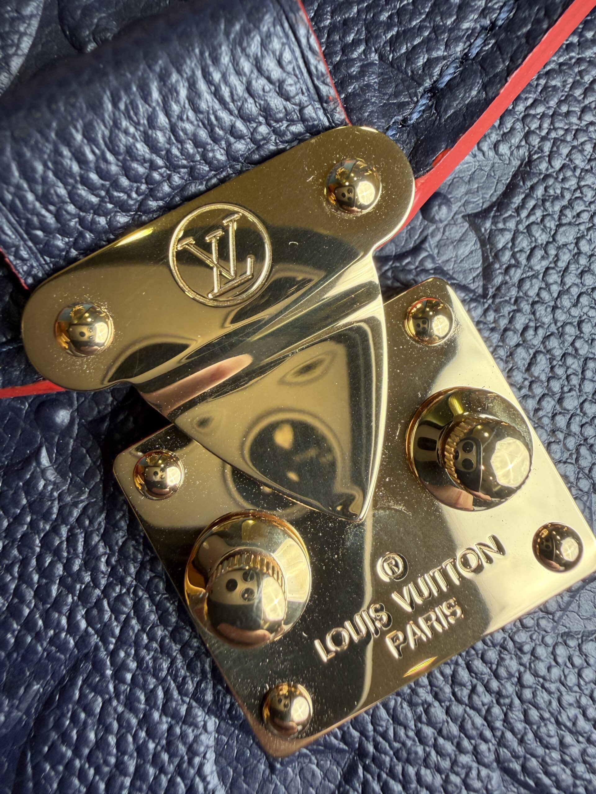 LOUIS VUITTON Pochette Metis Empreinte Leather Marine Rouge 2021 - Obrázek 4