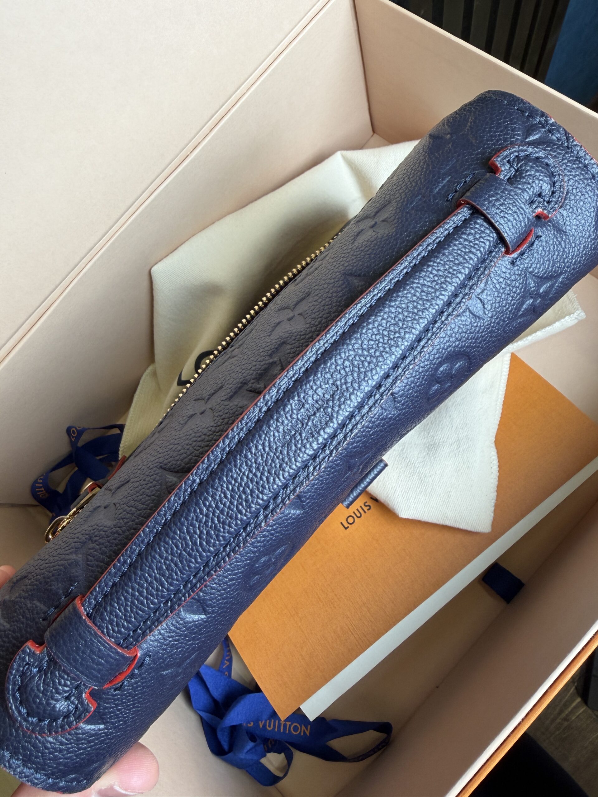 LOUIS VUITTON Pochette Metis Empreinte Leather Marine Rouge 2021 - Obrázek 3