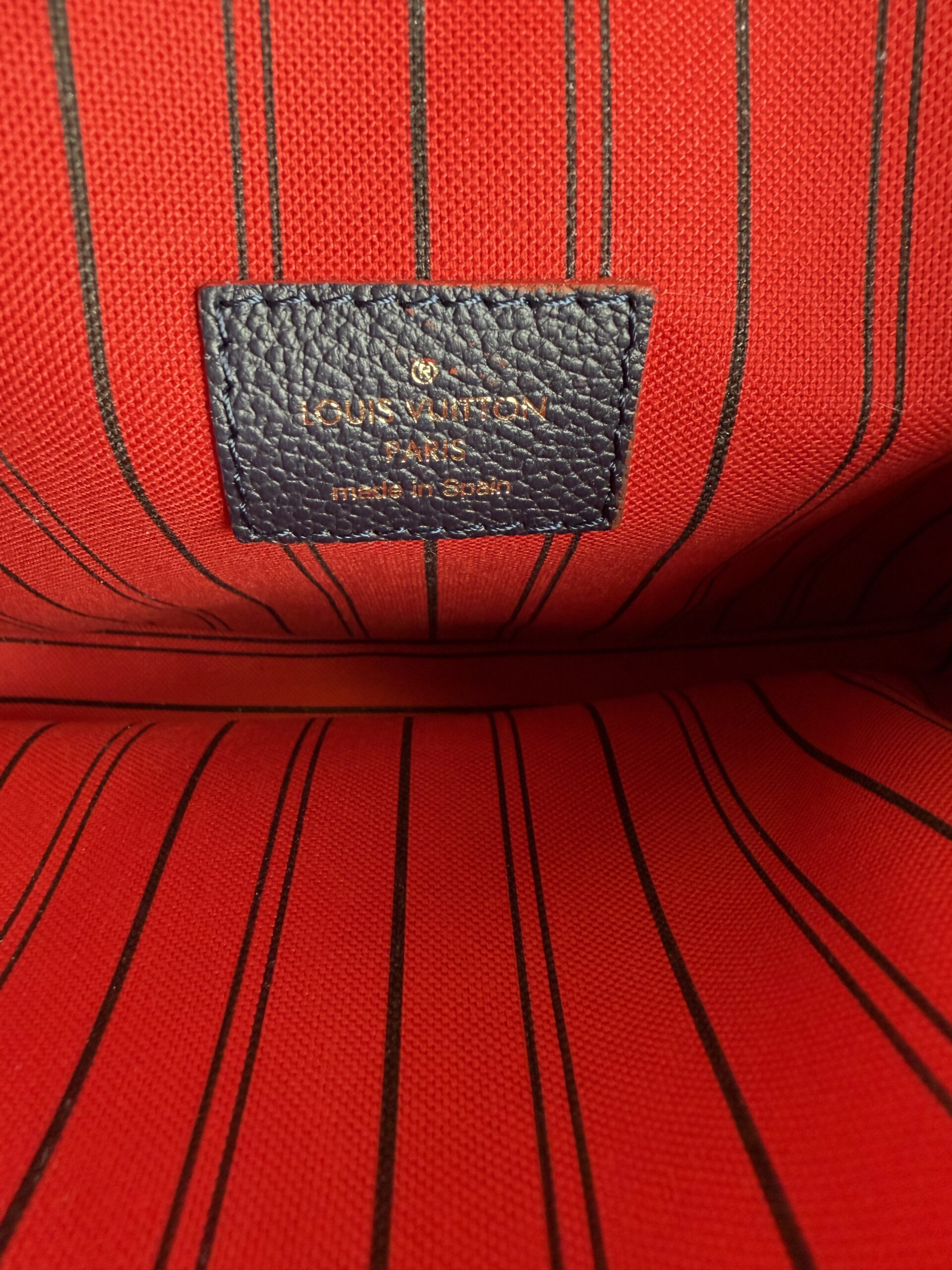 LOUIS VUITTON Pochette Metis Empreinte Leather Marine Rouge 2021 - Obrázek 7