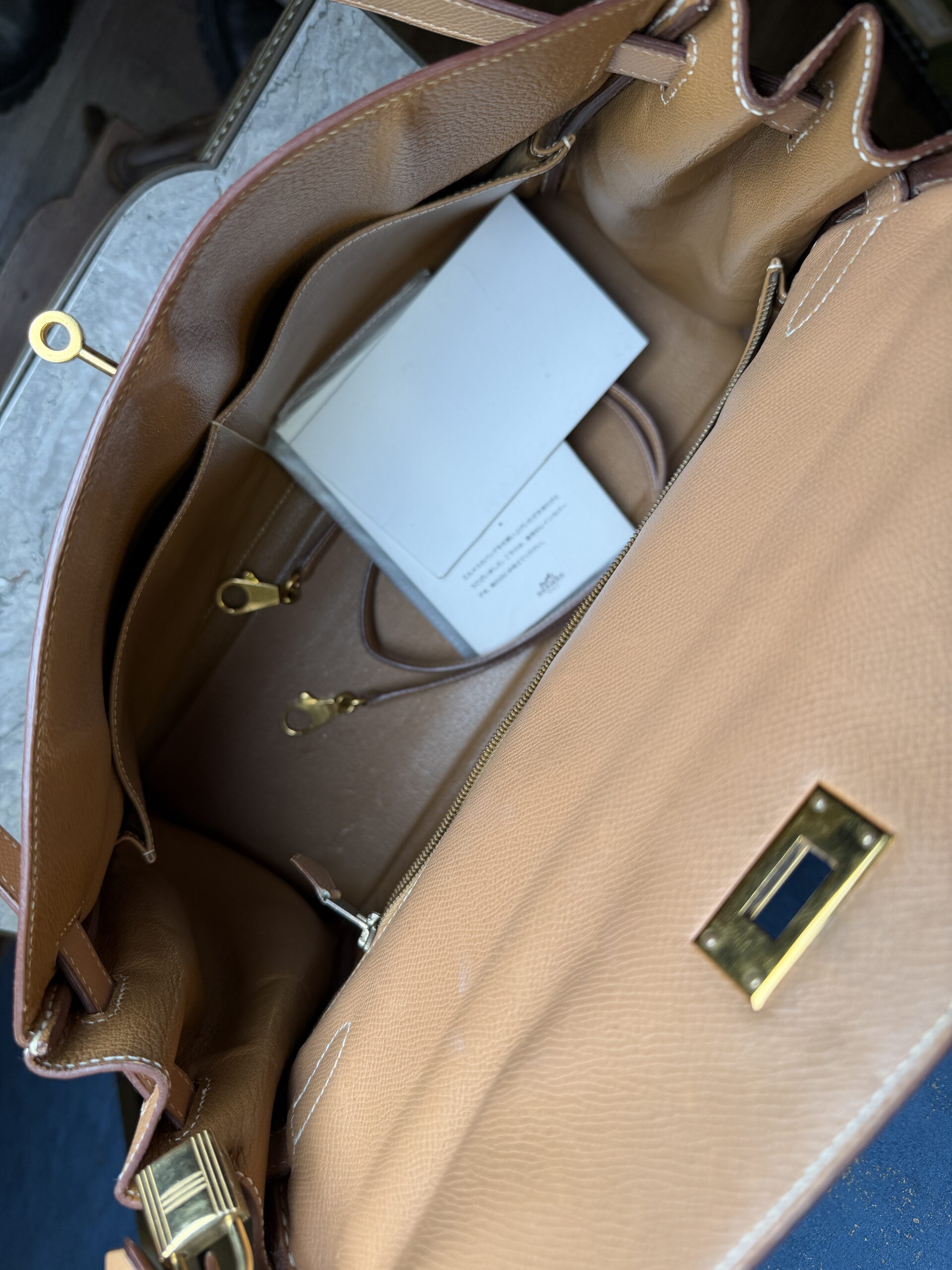 HERMÈS Kelly Bag 35 Courchevel Leather Gold GHW Stamp Z - Obrázek 6