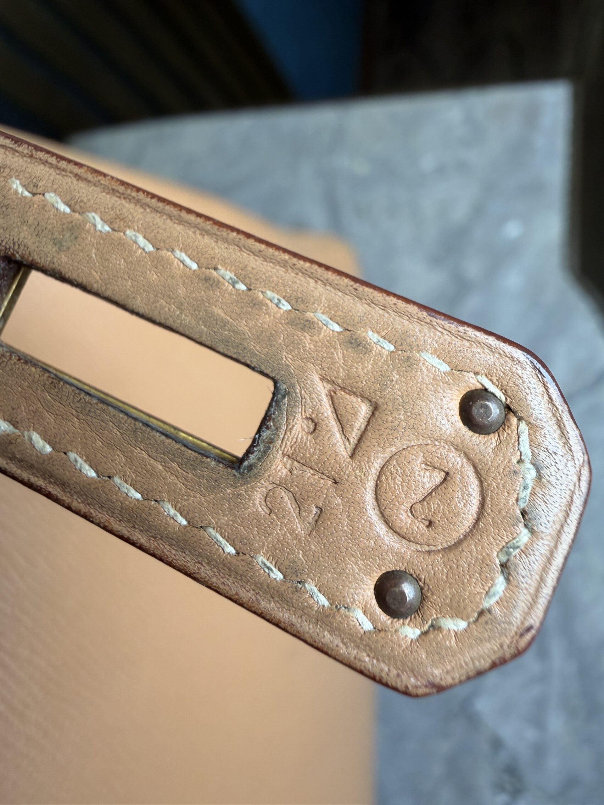 HERMÈS Kelly Bag 35 Courchevel Leather Gold GHW Stamp Z - Obrázek 8