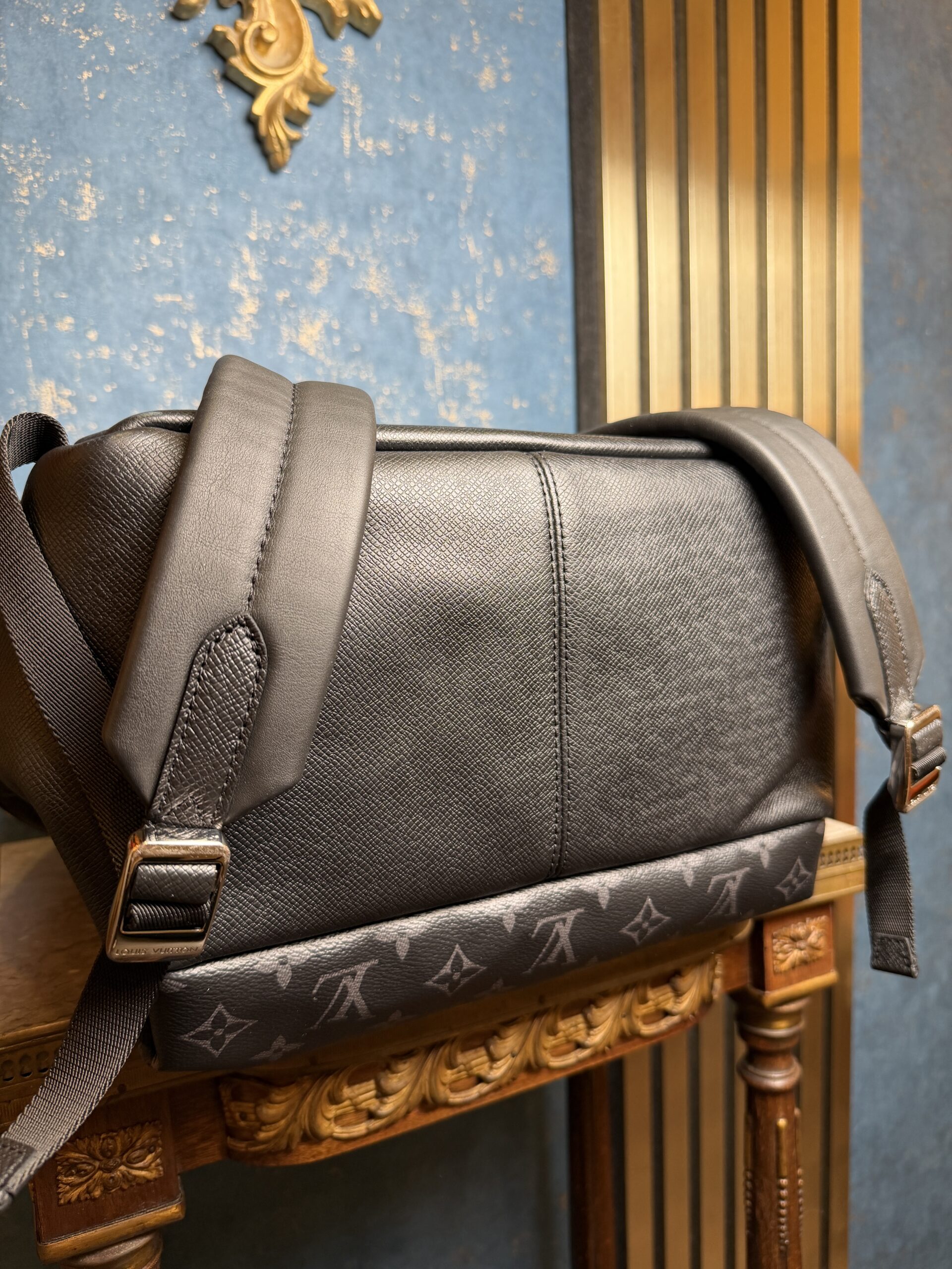 LOUIS VUITTON Discovery Backpack Taiga/Monogram Eclipse 2022 - Obrázek 3