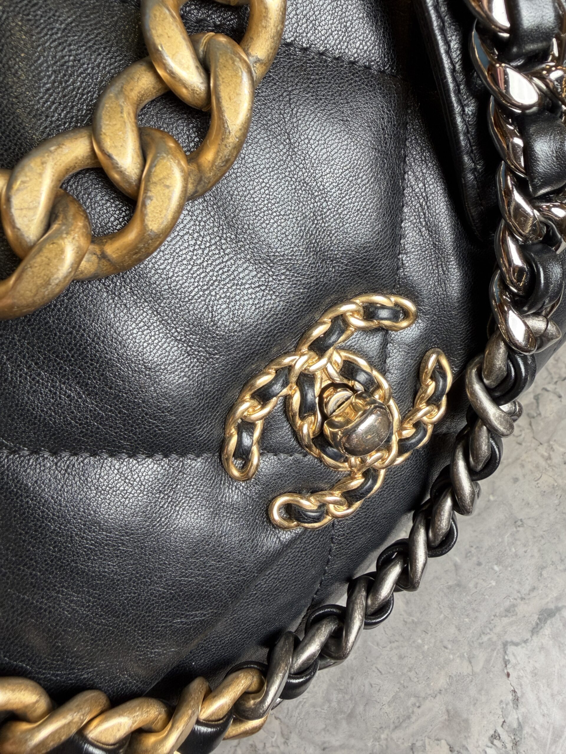 CHANEL 19 Flap Bag Black Lambskin Leather - Obrázek 3