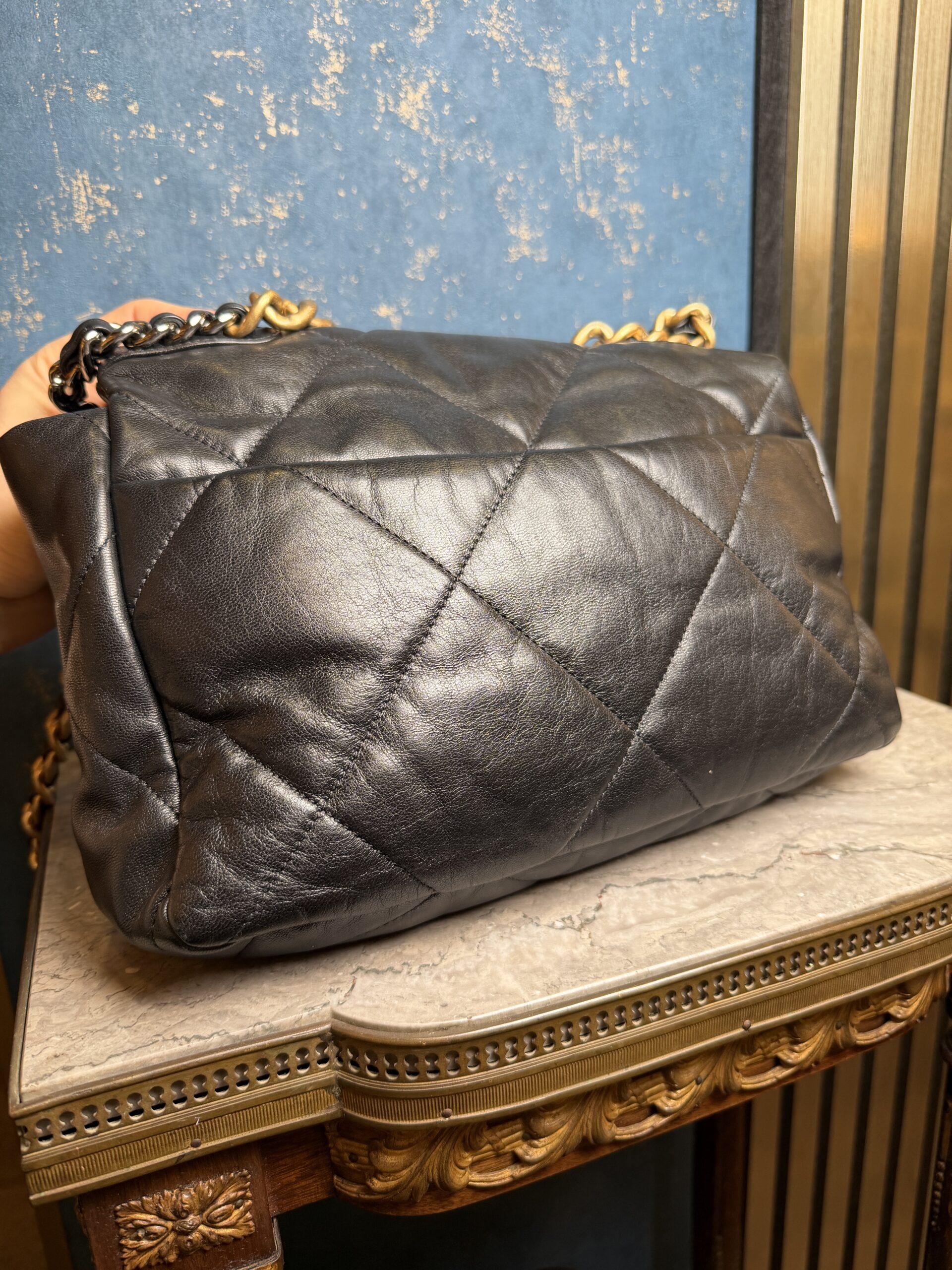 CHANEL 19 Flap Bag Black Lambskin Leather - Obrázek 2