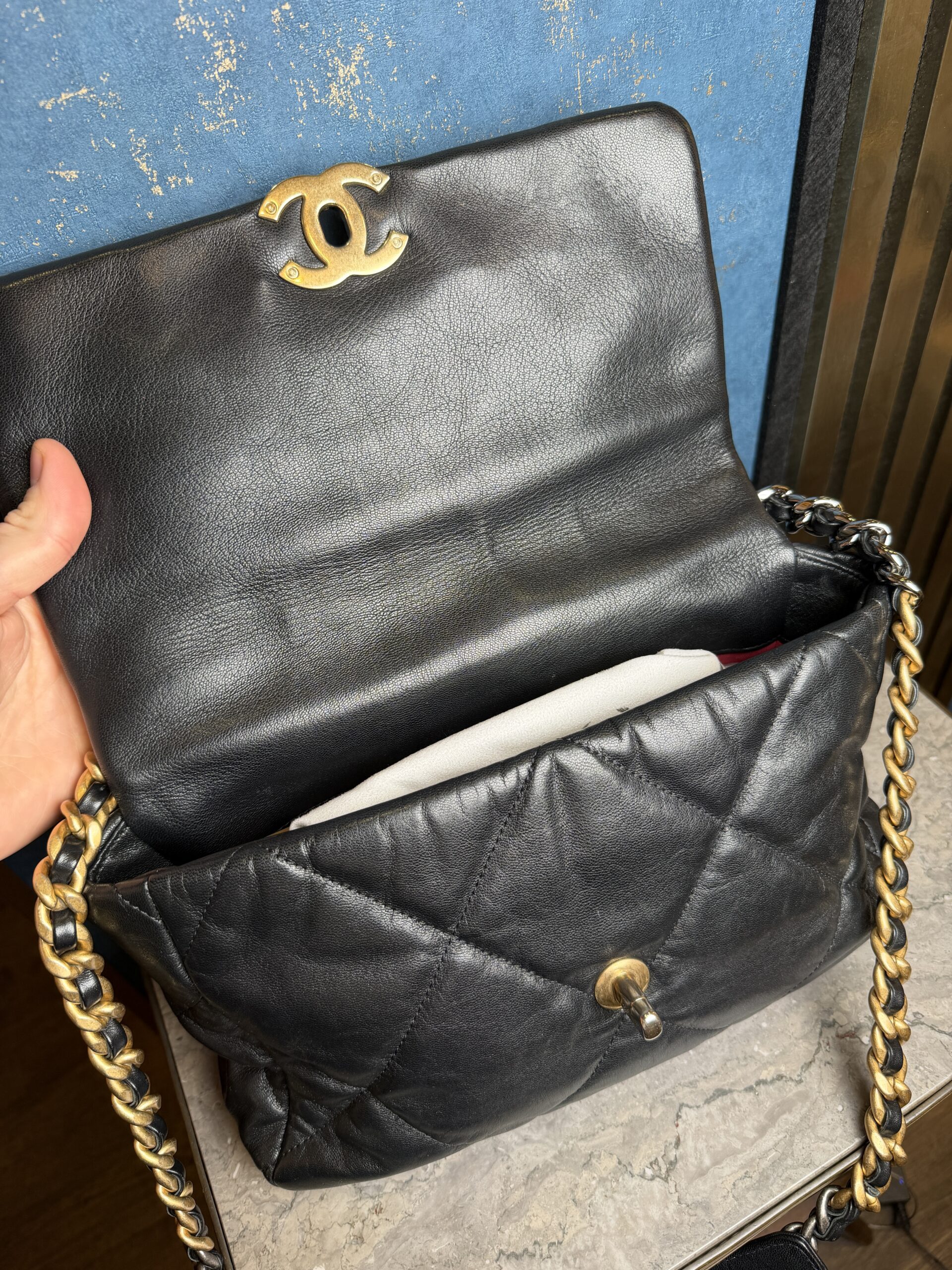 CHANEL 19 Flap Bag Black Lambskin Leather - Obrázek 4