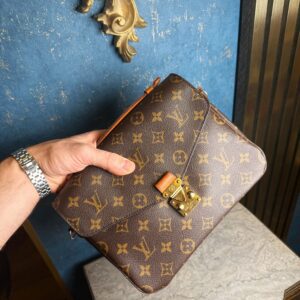 LOUIS VUITTON Pochette Metis Monogram 2018